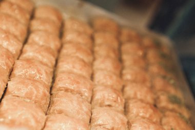 Geleneksel hindistancevizli tatlı baklavası. Ev yapımı fındıklı ve ballı baklava..