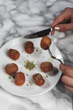 Geleneksel hindistancevizli tatlı baklavası. Ev yapımı fındıklı ve ballı baklava..