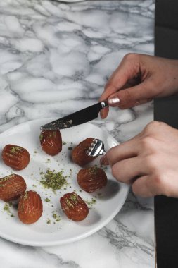 Geleneksel hindistancevizli tatlı baklavası. Ev yapımı fındıklı ve ballı baklava..
