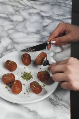 Geleneksel hindistancevizli tatlı baklavası. Ev yapımı fındıklı ve ballı baklava..