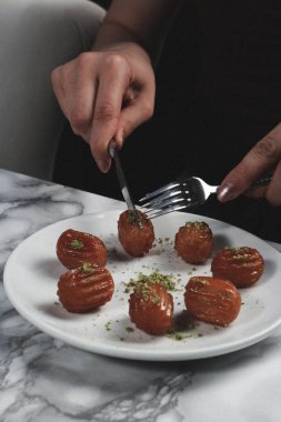 Geleneksel hindistancevizli tatlı baklavası. Ev yapımı fındıklı ve ballı baklava..