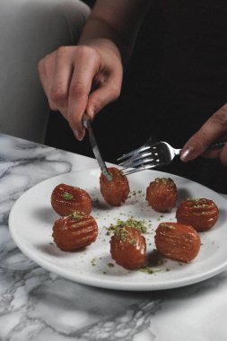 Geleneksel hindistancevizli tatlı baklavası. Ev yapımı fındıklı ve ballı baklava..