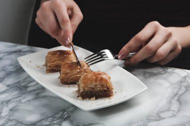 Geleneksel hindistancevizli tatlı baklavası. Ev yapımı fındıklı ve ballı baklava..