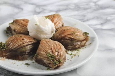 Geleneksel hindistancevizli tatlı baklavası. Ev yapımı fındıklı ve ballı baklava..