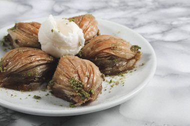 Geleneksel hindistancevizli tatlı baklavası. Ev yapımı fındıklı ve ballı baklava..