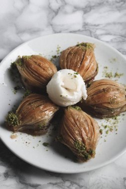 Geleneksel hindistancevizli tatlı baklavası. Ev yapımı fındıklı ve ballı baklava..