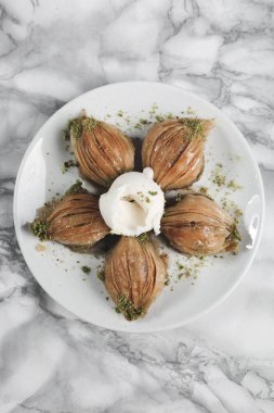 Geleneksel hindistancevizli tatlı baklavası. Ev yapımı fındıklı ve ballı baklava..