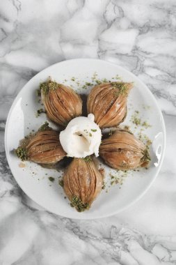 Geleneksel hindistancevizli tatlı baklavası. Ev yapımı fındıklı ve ballı baklava..