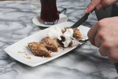 Geleneksel hindistancevizli tatlı baklavası. Ev yapımı fındıklı ve ballı baklava..