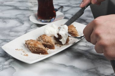 Geleneksel hindistancevizli tatlı baklavası. Ev yapımı fındıklı ve ballı baklava..