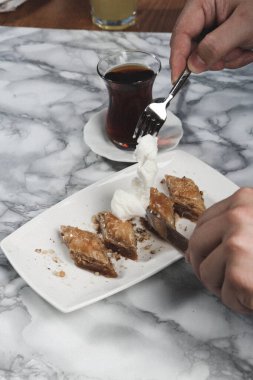 Geleneksel hindistancevizli tatlı baklavası. Ev yapımı fındıklı ve ballı baklava..