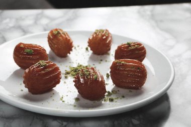 Geleneksel hindistancevizli tatlı baklavası. Ev yapımı fındıklı ve ballı baklava..
