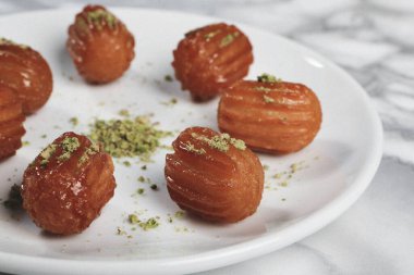 Geleneksel hindistancevizli tatlı baklavası. Ev yapımı fındıklı ve ballı baklava..