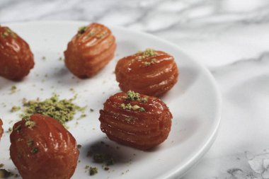 Geleneksel hindistancevizli tatlı baklavası. Ev yapımı fındıklı ve ballı baklava..
