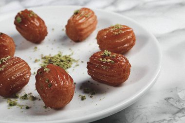 Geleneksel hindistancevizli tatlı baklavası. Ev yapımı fındıklı ve ballı baklava..