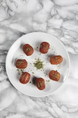 Geleneksel hindistancevizli tatlı baklavası. Ev yapımı fındıklı ve ballı baklava..