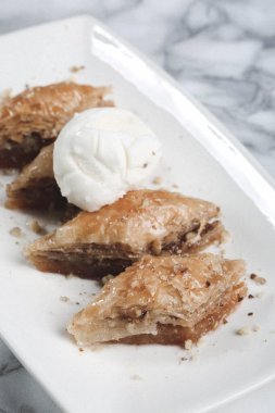Geleneksel hindistancevizli tatlı baklavası. Ev yapımı fındıklı ve ballı baklava..