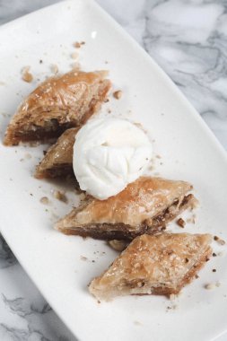 Geleneksel hindistancevizli tatlı baklavası. Ev yapımı fındıklı ve ballı baklava..