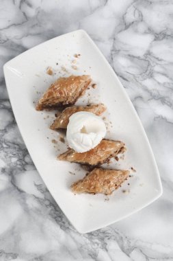 Geleneksel hindistancevizli tatlı baklavası. Ev yapımı fındıklı ve ballı baklava..