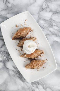 Geleneksel hindistancevizli tatlı baklavası. Ev yapımı fındıklı ve ballı baklava..