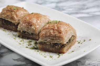Geleneksel hindistancevizli tatlı baklavası. Ev yapımı fındıklı ve ballı baklava..