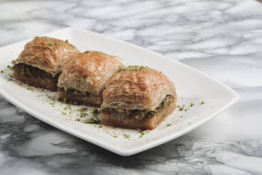 Geleneksel hindistancevizli tatlı baklavası. Ev yapımı fındıklı ve ballı baklava..