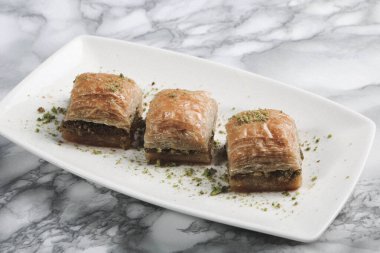 Geleneksel hindistancevizli tatlı baklavası. Ev yapımı fındıklı ve ballı baklava..