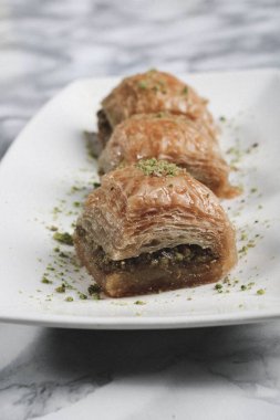 Geleneksel hindistancevizli tatlı baklavası. Ev yapımı fındıklı ve ballı baklava..