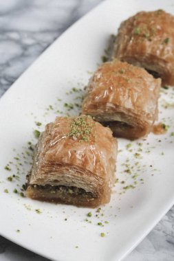 Geleneksel hindistancevizli tatlı baklavası. Ev yapımı fındıklı ve ballı baklava..