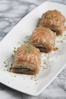 Geleneksel hindistancevizli tatlı baklavası. Ev yapımı fındıklı ve ballı baklava..