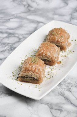 Geleneksel hindistancevizli tatlı baklavası. Ev yapımı fındıklı ve ballı baklava..
