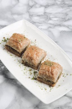 Geleneksel hindistancevizli tatlı baklavası. Ev yapımı fındıklı ve ballı baklava..