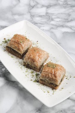 Geleneksel hindistancevizli tatlı baklavası. Ev yapımı fındıklı ve ballı baklava..