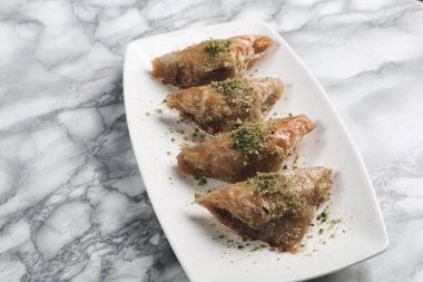 Geleneksel hindistancevizli tatlı baklavası. Ev yapımı fındıklı ve ballı baklava..