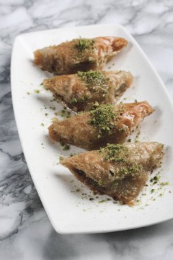 Geleneksel hindistancevizli tatlı baklavası. Ev yapımı fındıklı ve ballı baklava..