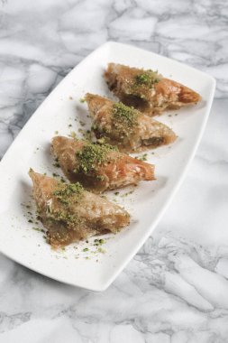 Geleneksel hindistancevizli tatlı baklavası. Ev yapımı fındıklı ve ballı baklava..