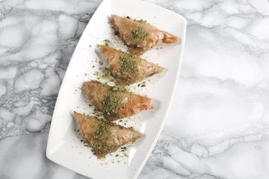 Geleneksel hindistancevizli tatlı baklavası. Ev yapımı fındıklı ve ballı baklava..