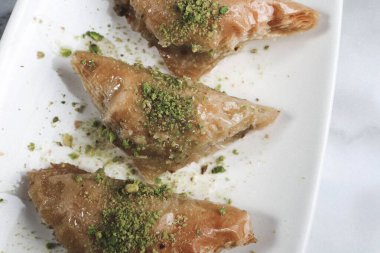 Geleneksel hindistancevizli tatlı baklavası. Ev yapımı fındıklı ve ballı baklava..