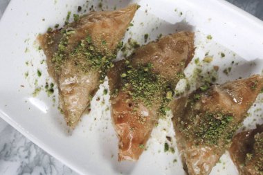 Geleneksel hindistancevizli tatlı baklavası. Ev yapımı fındıklı ve ballı baklava..