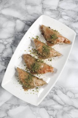 Geleneksel hindistancevizli tatlı baklavası. Ev yapımı fındıklı ve ballı baklava..