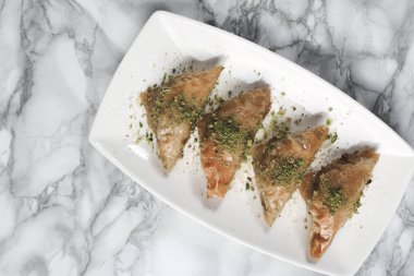 Geleneksel hindistancevizli tatlı baklavası. Ev yapımı fındıklı ve ballı baklava..