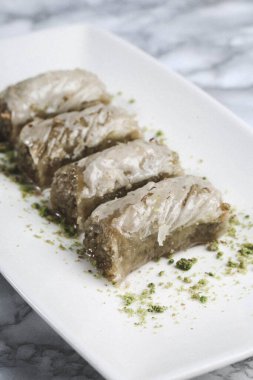 Geleneksel hindistancevizli tatlı baklavası. Ev yapımı fındıklı ve ballı baklava..