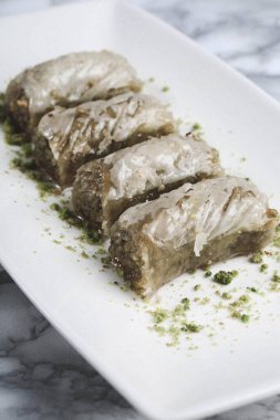 Geleneksel hindistancevizli tatlı baklavası. Ev yapımı fındıklı ve ballı baklava..