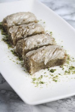 Geleneksel hindistancevizli tatlı baklavası. Ev yapımı fındıklı ve ballı baklava..