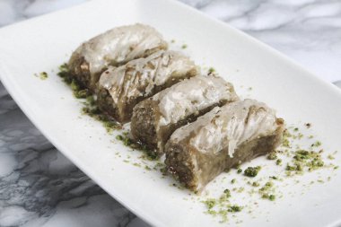 Geleneksel hindistancevizli tatlı baklavası. Ev yapımı fındıklı ve ballı baklava..