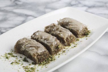 Geleneksel hindistancevizli tatlı baklavası. Ev yapımı fındıklı ve ballı baklava..