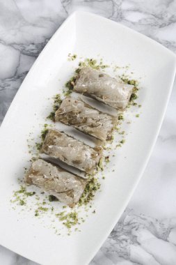 Geleneksel hindistancevizli tatlı baklavası. Ev yapımı fındıklı ve ballı baklava..