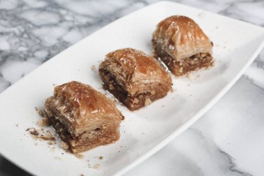 Geleneksel hindistancevizli tatlı baklavası. Ev yapımı fındıklı ve ballı baklava..
