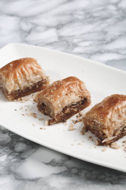 Geleneksel hindistancevizli tatlı baklavası. Ev yapımı fındıklı ve ballı baklava..