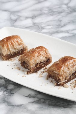 Geleneksel hindistancevizli tatlı baklavası. Ev yapımı fındıklı ve ballı baklava..